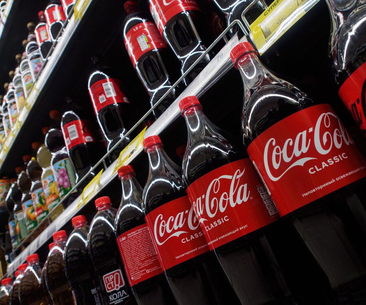     Coca-Cola осталась в лидерах по продажам среди газировок со вкусом колы, несмотря на уход из России