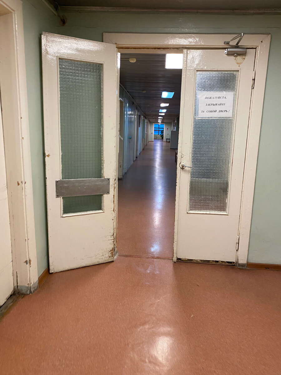 Так выглядит вход в отделение, пост медсестры, коридор с палатами 