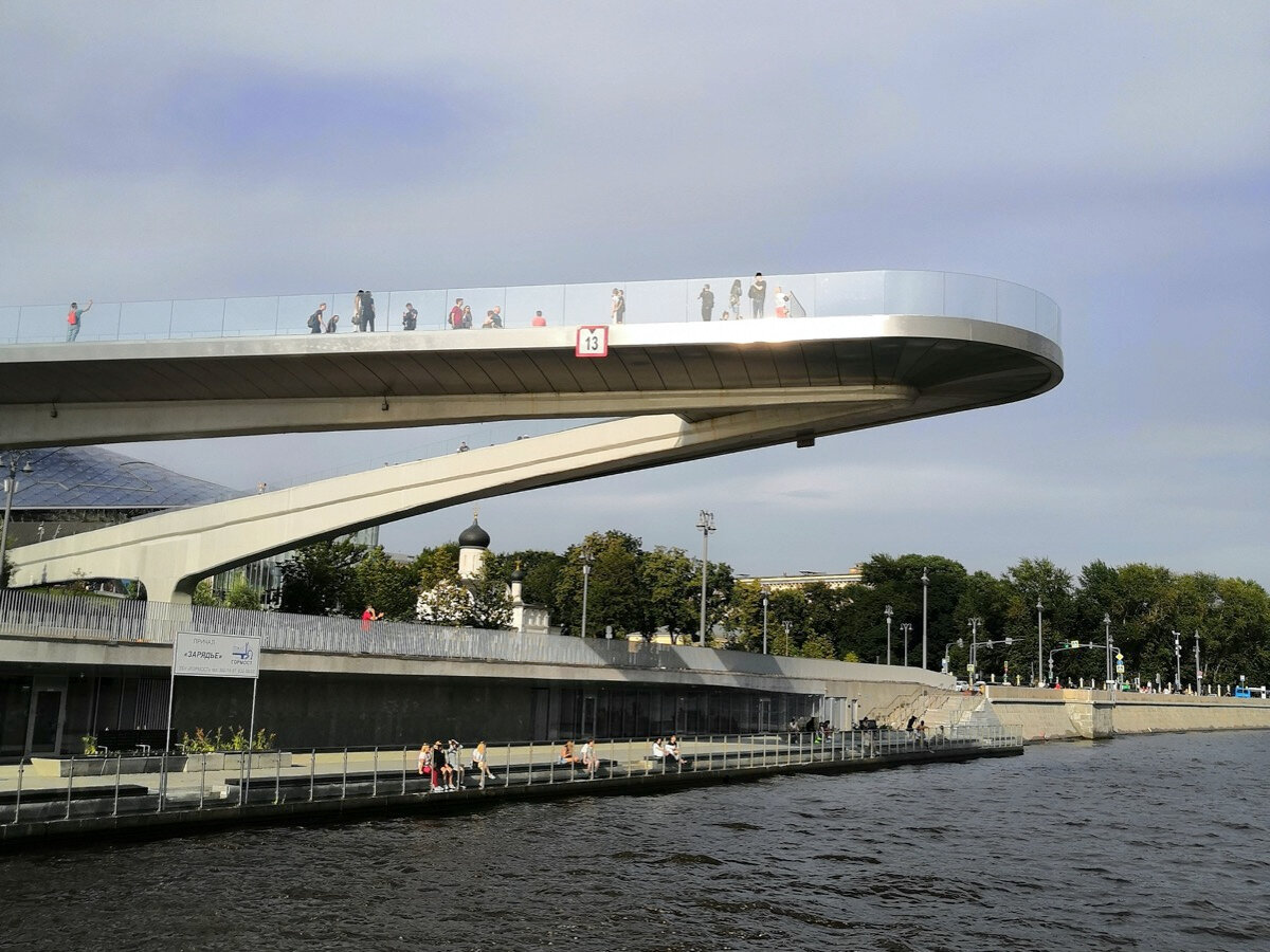 зарядье мост над водой