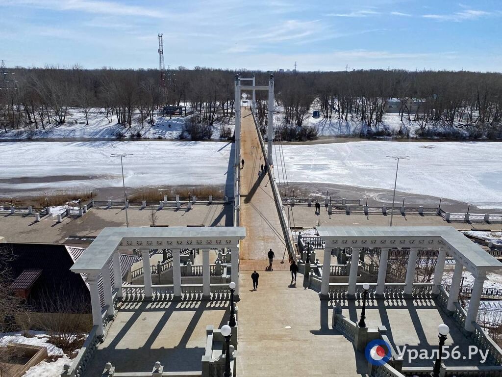 Глубина реки урал в оренбурге сегодня. Разлив урала в оренбурге. Оренбург река. Урал в оренбурге сейчас. Набережная реки урал оренбург.