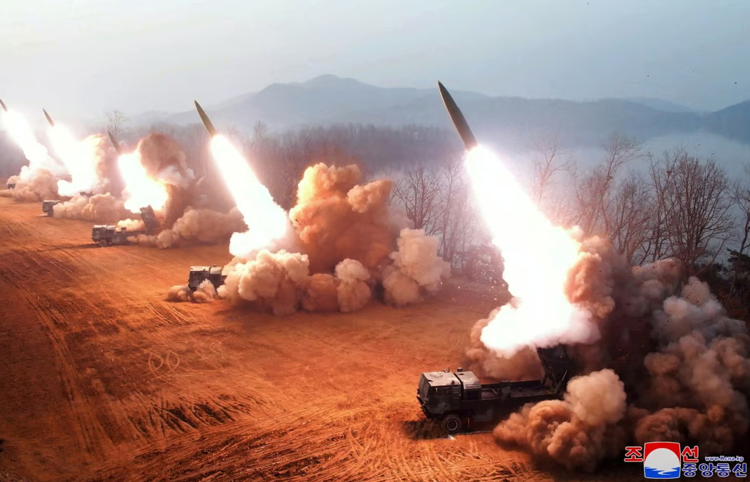 КНДР массовый пуск оперативно-тактических ракет