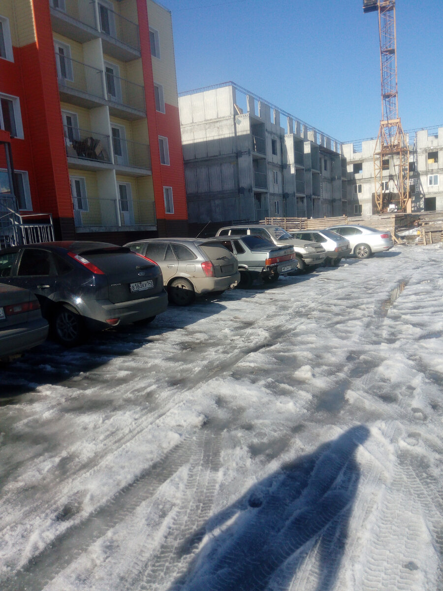 🏢 слева готовый дом, справа 👉 дом в процессе строительства