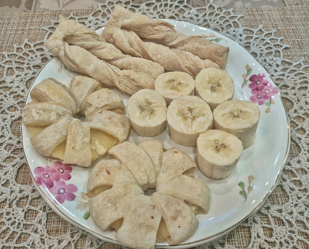 У меня ананасы в слоёном тесте, вертушки, бананы, кофе