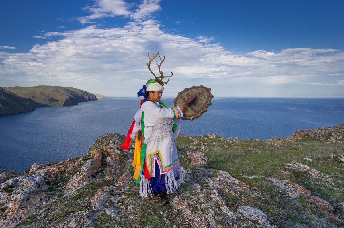 Фото: бурят на берегу Алтая