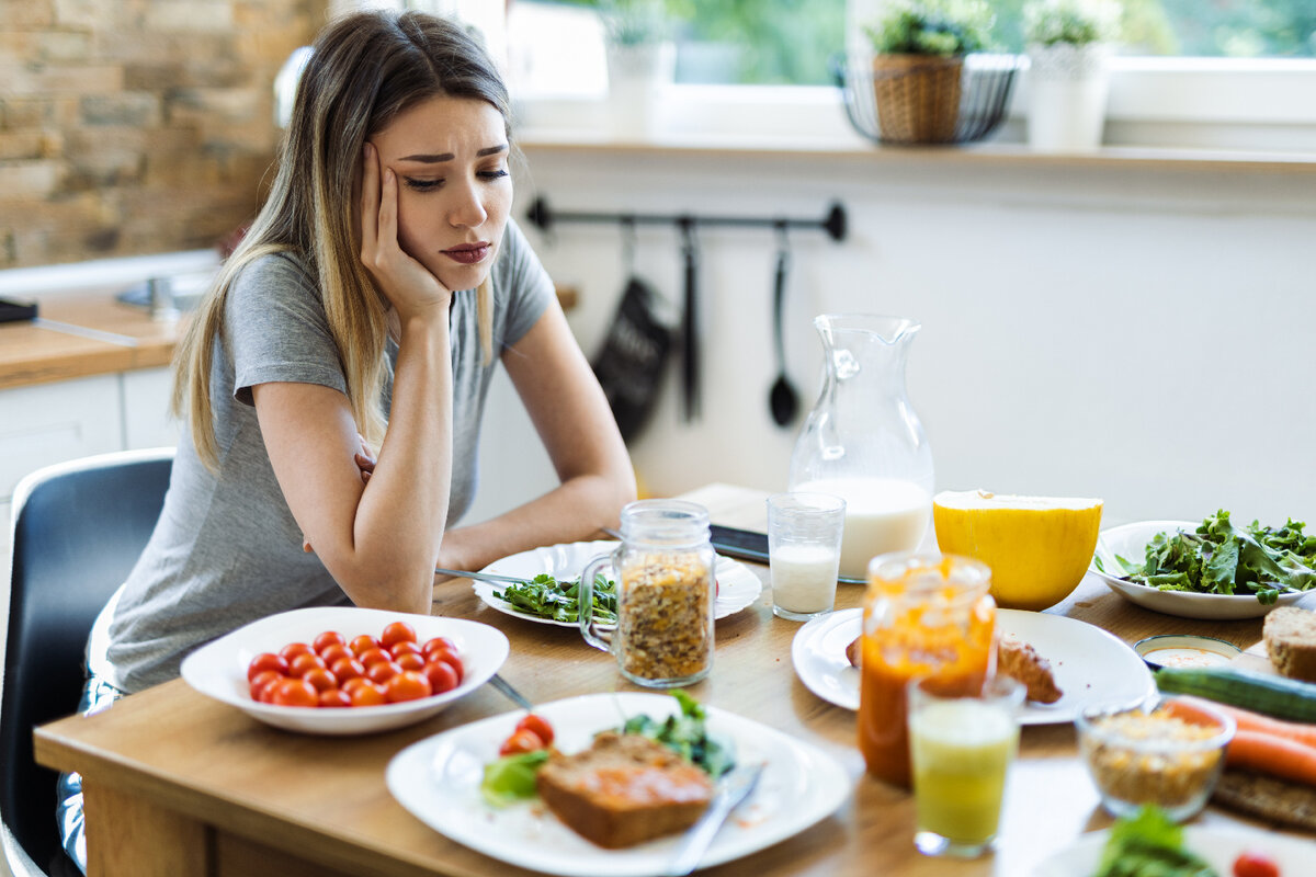 She have breakfast. Фотосессия нутрициолога. Нутрициолог. Фотосессия коллаж нутрициолог. Как стресс влияет на употребление пищи.