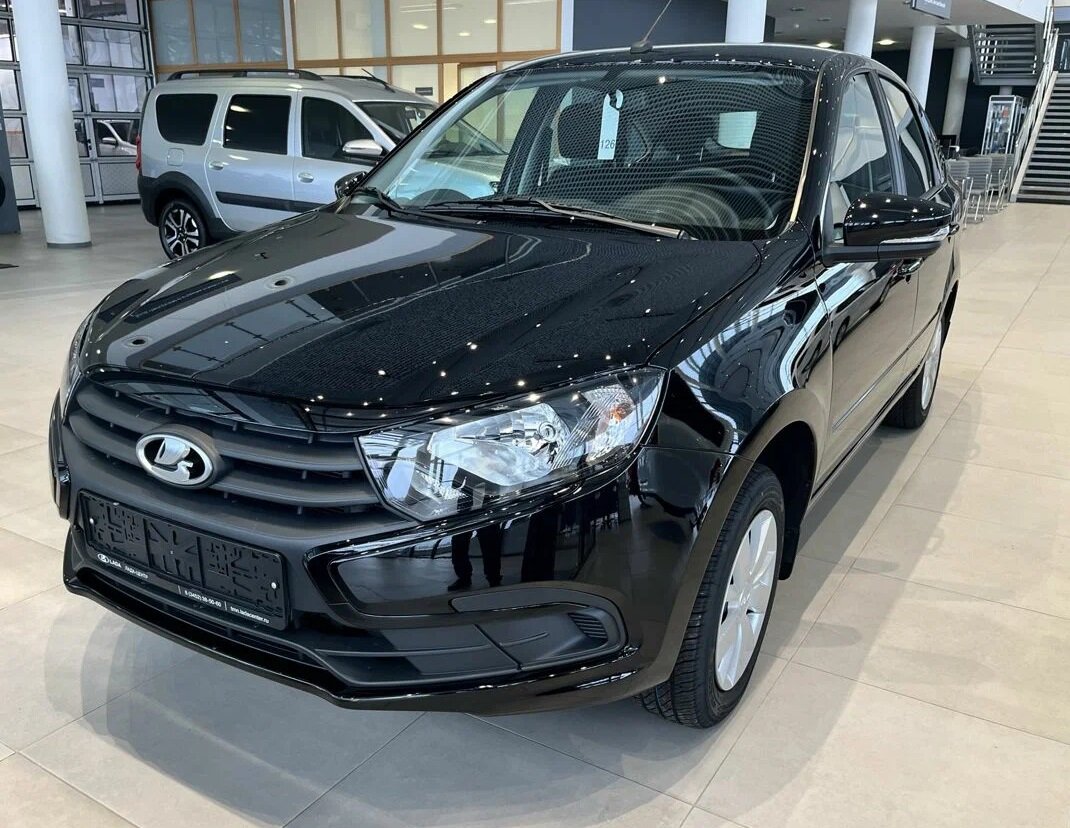 Заехал в автосалон Лада. Приценился к Гранте, за сколько можно купить ...