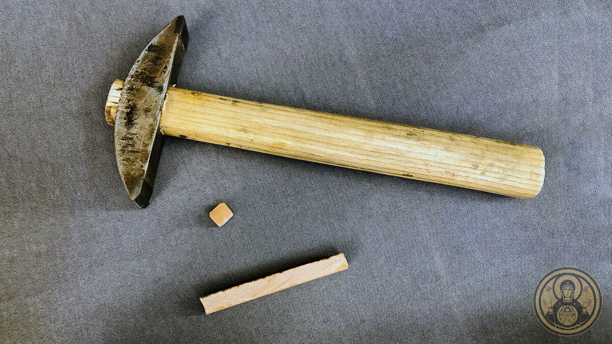 Тальон ( молоток для колки смальты)