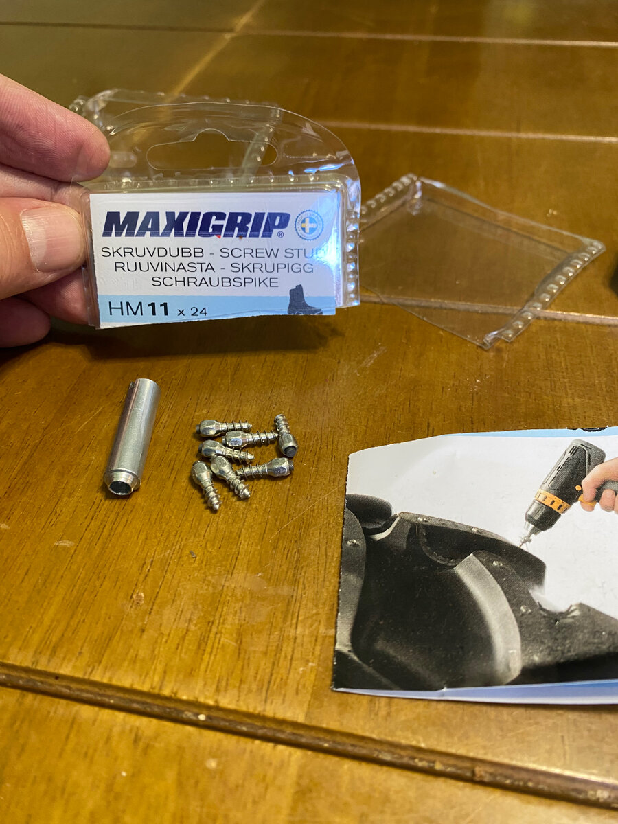 В комплекте с шипами идет ключ под минусовую отвертку