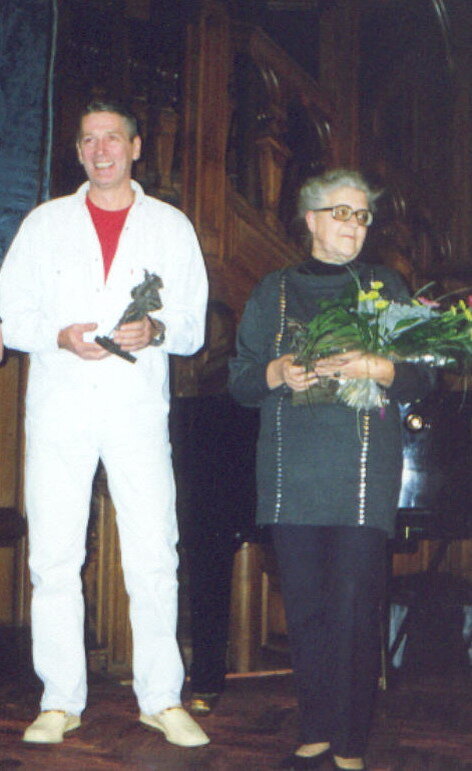 Ольга Ларионова и Александр Абдулов на Конгрессе фантастов «Странник» с наградами. Санкт-Петербург, 2001 г. Фото В. Ларионова.