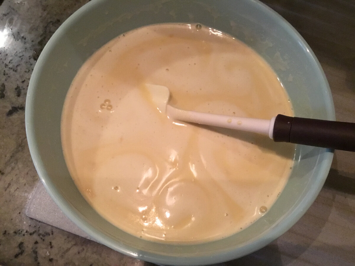 Тесто получается примерно такое же по консистенции, как на блины. По истечении срока добавить оливковое масло, размешать и вылить в форму слоем 0,5-0,7 см. Поставить выпекать при температуре 220-250 градусов, если используете режим подогрева снизу, то 250 градусов, а при вентиляции 220. Причем при нагреве снизу, сначала нужно поставить форму на самое дно духовки. 