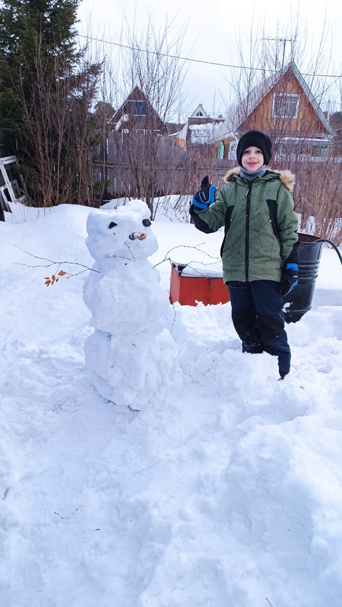 Этот снеговик сначала мы делали всей семьёй.Потом все вместе его разрушили.