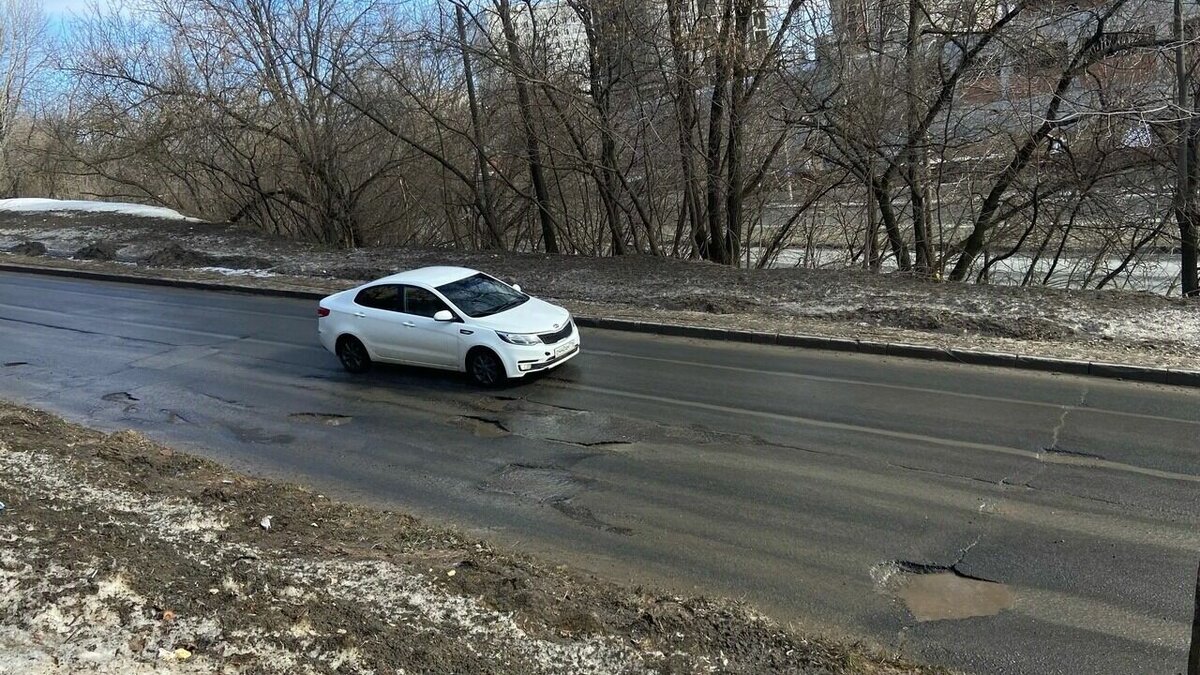     Казанцы пожаловались на состояние дороги по улице Комарова на спуске к Танковому кольцу. Фотографии с места поступили в редакцию Inkazan.