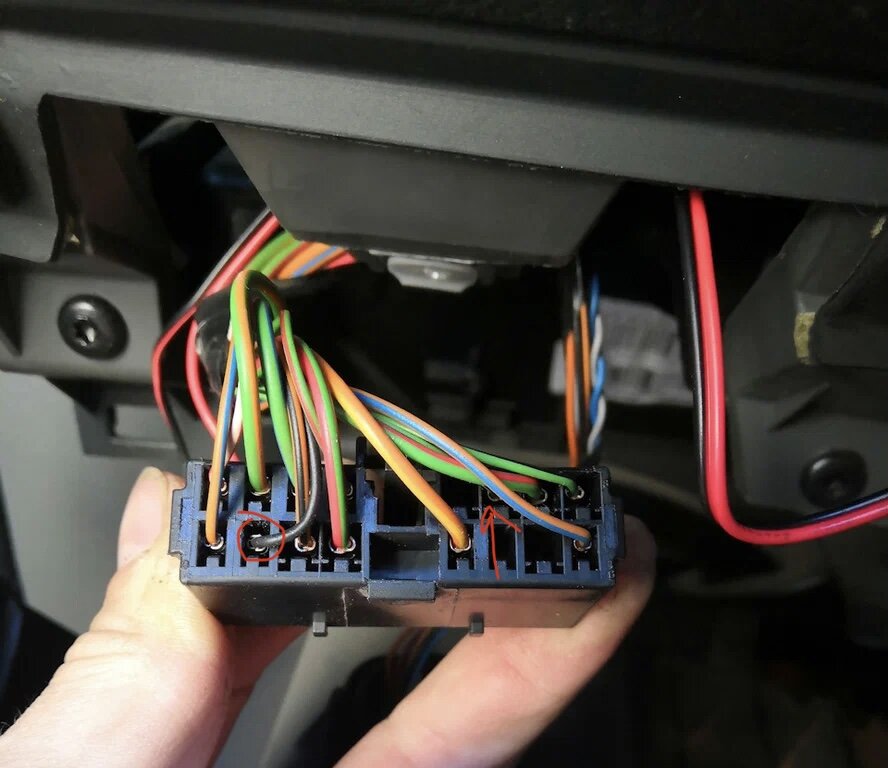 Подключал к блоку управления фарами черный(масса) и зелено-черный(плюс на фары), соответственно нить загорается при включении фар, так как днем я езжу на туманках, а от неоновой нити днем смысла нет. Нить без проблем встает в щели на торпеде, местами где плохо держалось и над бардачком прихватил на термоклей. Внешне салон в темное время суток значительно преобразился, доволен результатом, за 400 р и час работы очень даже ничего.