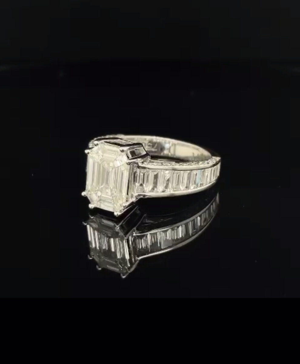 На выставке, прошедшей в Стамбуле, большой интерес вызвала коллекция ILLUSION.

На видео кольцо ILLUSION, в центре которого 9 бриллиантов, ограненных «под заказ» специально для данного кольца.9 бриллиантов огранки багет общим весом 1,49 карат и качества 3/4 создают иллюзию одного бриллианта.

Другие бриллианты в кольце: 24 багета 1,13 карат 3/4, 48 круглых 0,43 карата 3/4.

☎️ +79150066207

Наш сайт http://vshpp.msk.ru

Страница в VK https://vk.com/vshpp1992
