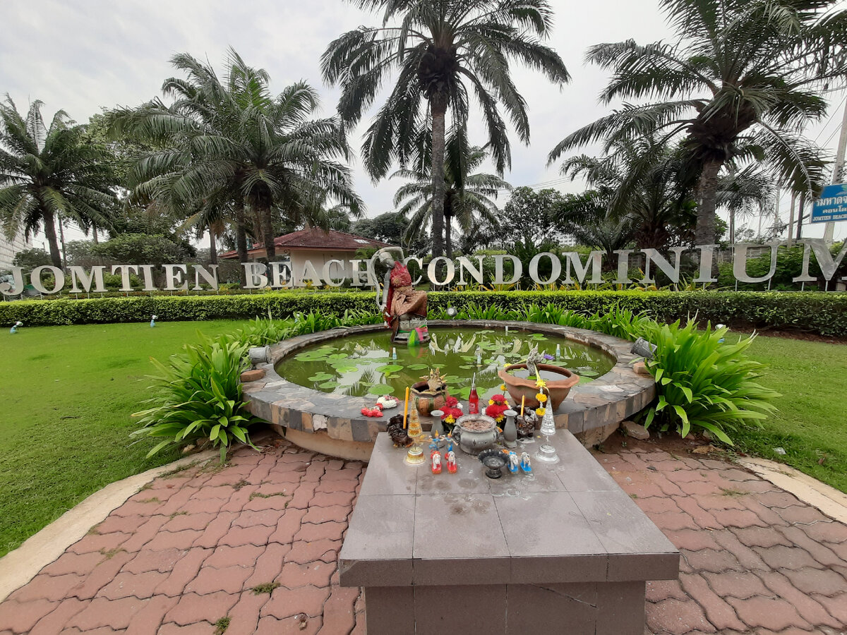 Это наш кондоминиум, в котором мы снимали студию