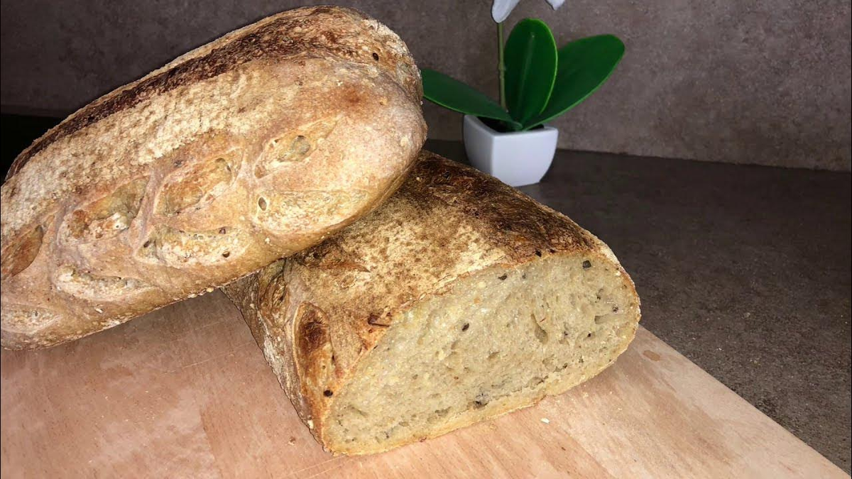 Бабушка с хлебом. Хлеб здоровый рецепт. В какой форме можно испечь хлеб. Вредит ли белый хлеб уткам. Хлеб бабушкины рецепты