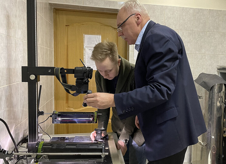     Вадим Рожков (справа) с коллегой работают с уликой. Фото: «МК в Питере»