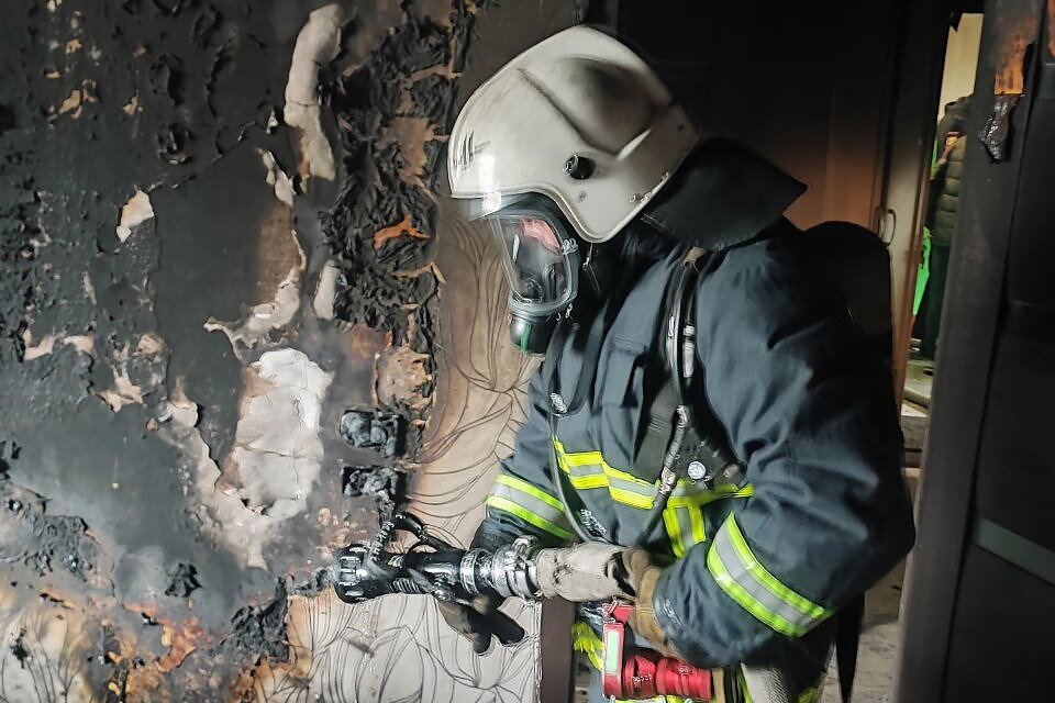     Из горящей квартиры спасли двух человек. Фото: vk.com/murman01