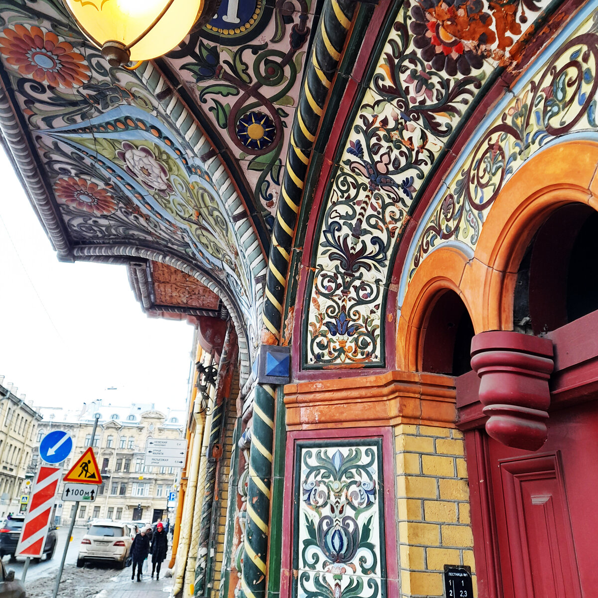 Питерцы часто называют его «домом-пряником».