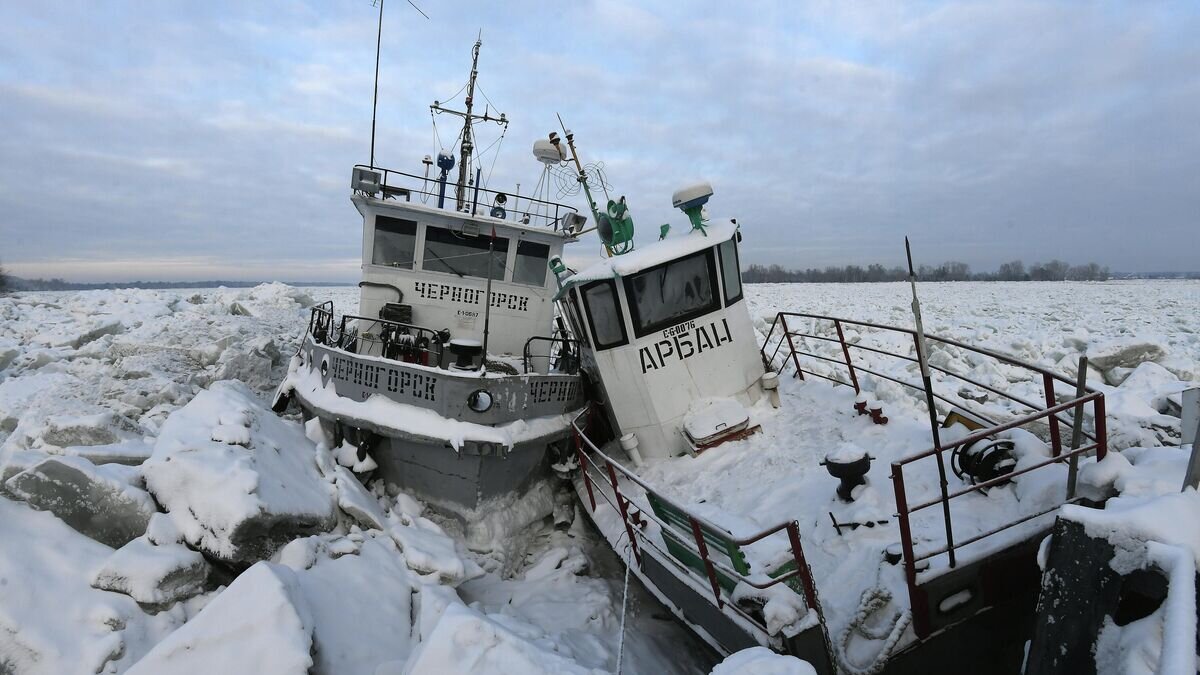    Буксиры "Черногорск" и "Арбан", зажатые ледяными торосами в акватории Енисея во время ледостава возле села Галанино Казачинского района Красноярского края© РИА Новости / Илья Наймушин