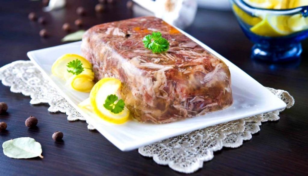      Вариантов подачи холодца или студня - уйма. Обычно их выкладывают на блюдо или режут порционно