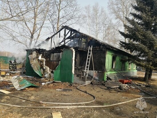     Девушка погибла в сгоревшем деревянном доме в Приамуре. ФОТО: МЧС по Амурской области