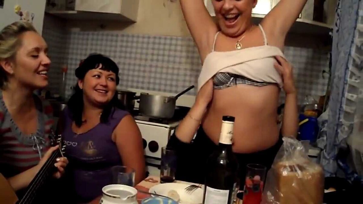 Видео выпила. Телочки жгут. Тетки жгут. Пьяная на кухне. Жены отжигают