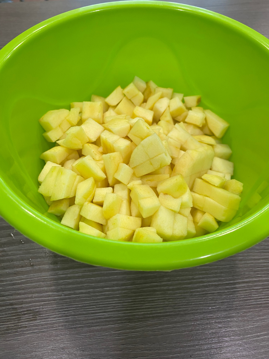 Яблоки очищаем и нарезаем средним кубиком. 