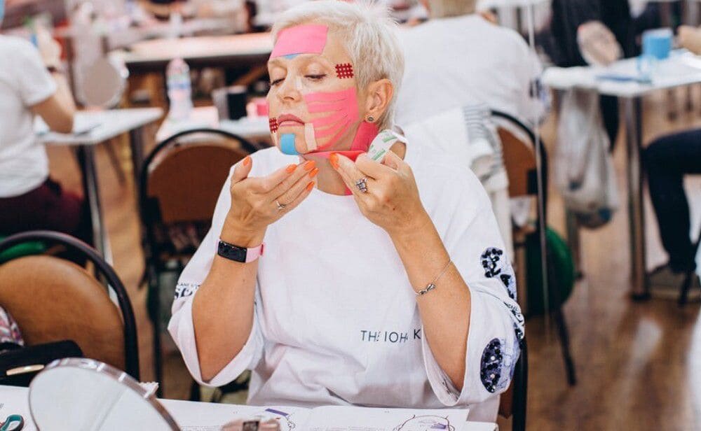 Тейпирование лица и шеи в косметологии