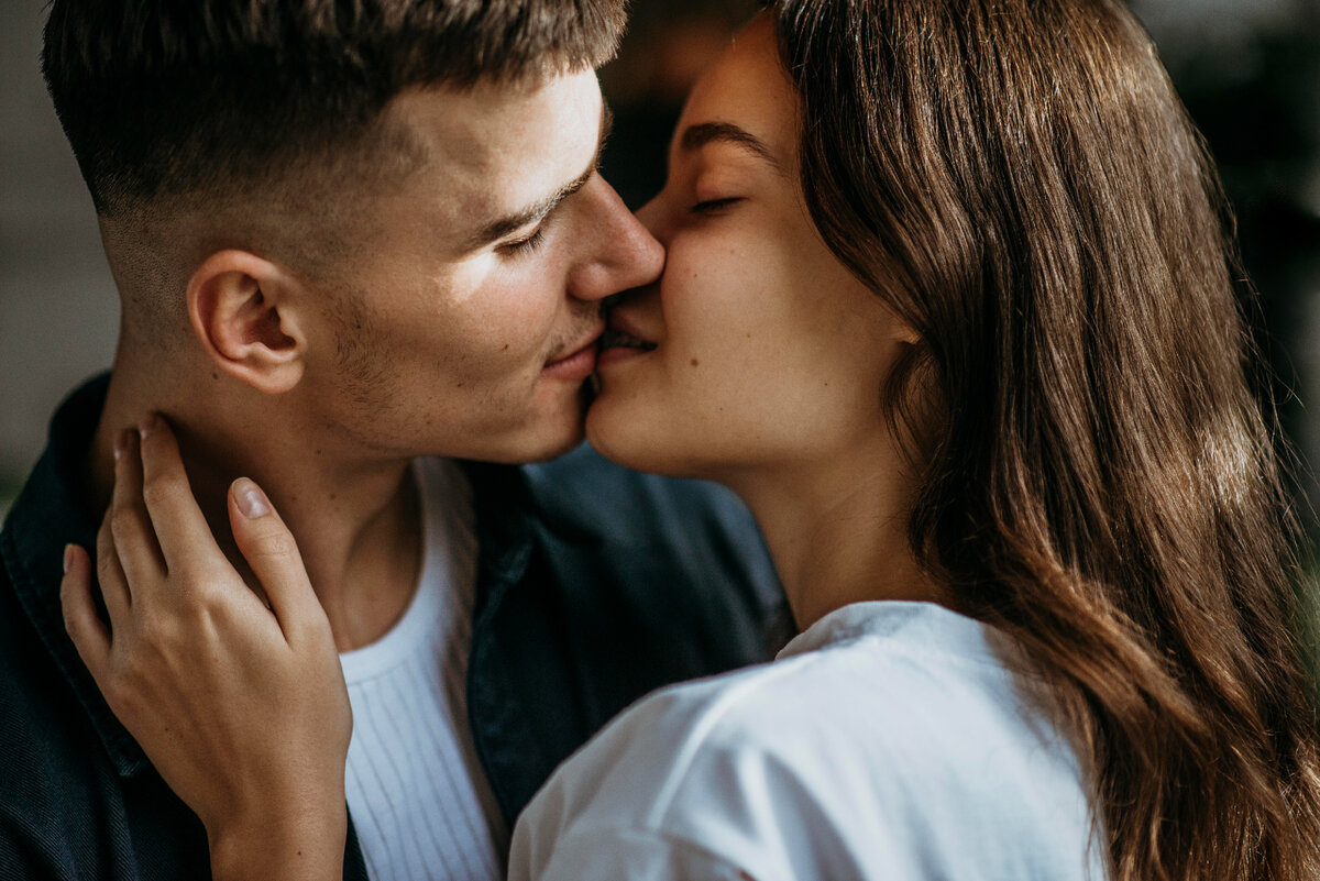 Изображение от <a href="https://ru.freepik.com/free-photo/adorable-young-couple-kissing_10892438.htm#query=%D0%BF%D0%BE%D1%86%D0%B5%D0%BB%D1%83%D0%B9&position=22&from_view=search&track=sph">Freepik</a>