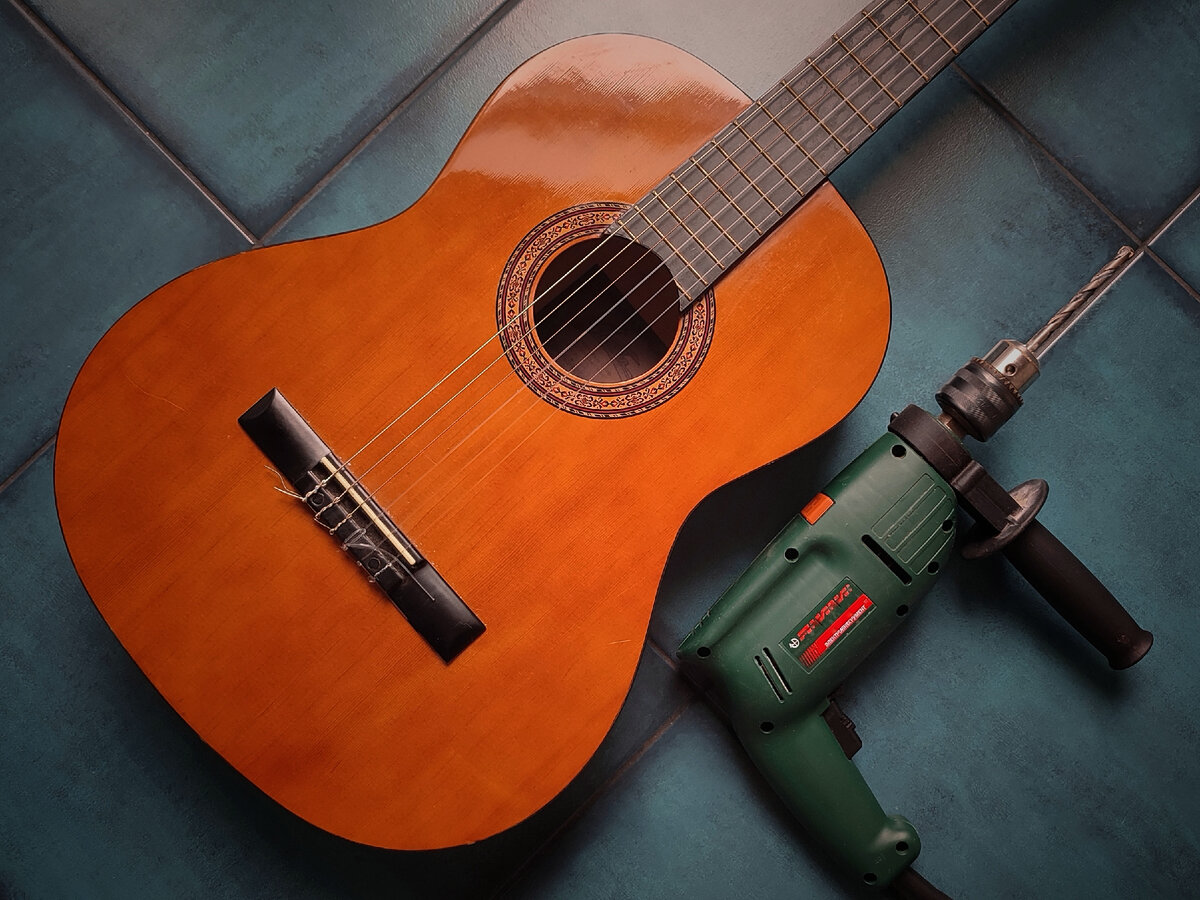 И то и другое - инструмент, но какая разница в судьбе!