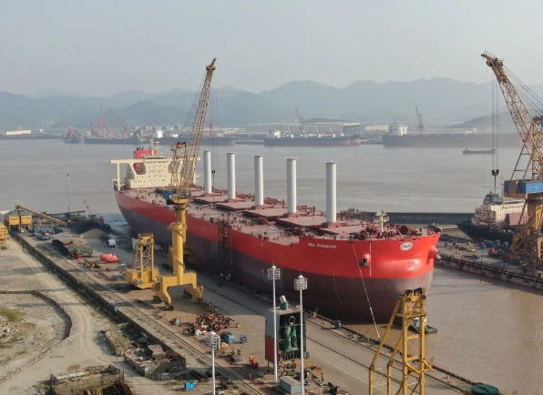 Строительство балкера Sea Zhoushan с роторными парусами на китайской судоверфи 2021 год.