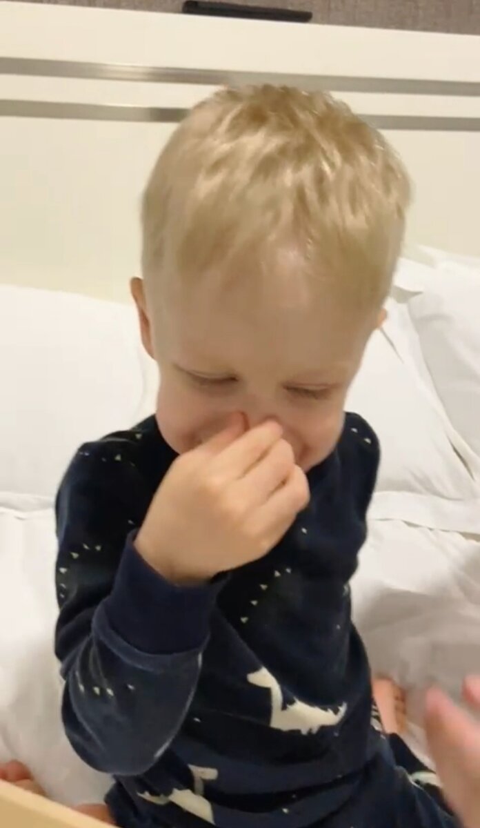 Женя быстро научился сам зажимать нос, чтобы произнести звуки. 