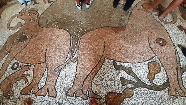 Основание мозаики - два слона поддерживают дерево жизни 