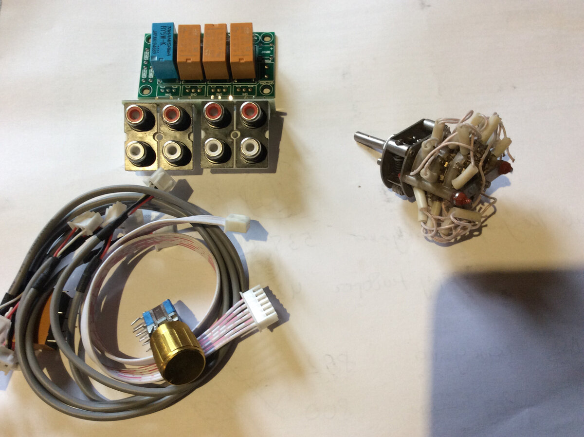 Можно купить с реле takamisawa ( они несколько качественнее). Синее на фото.