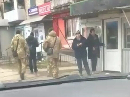     фото: сотрудники военкомата преследуют мужчину на улице. кадр видео, источник: соцсети