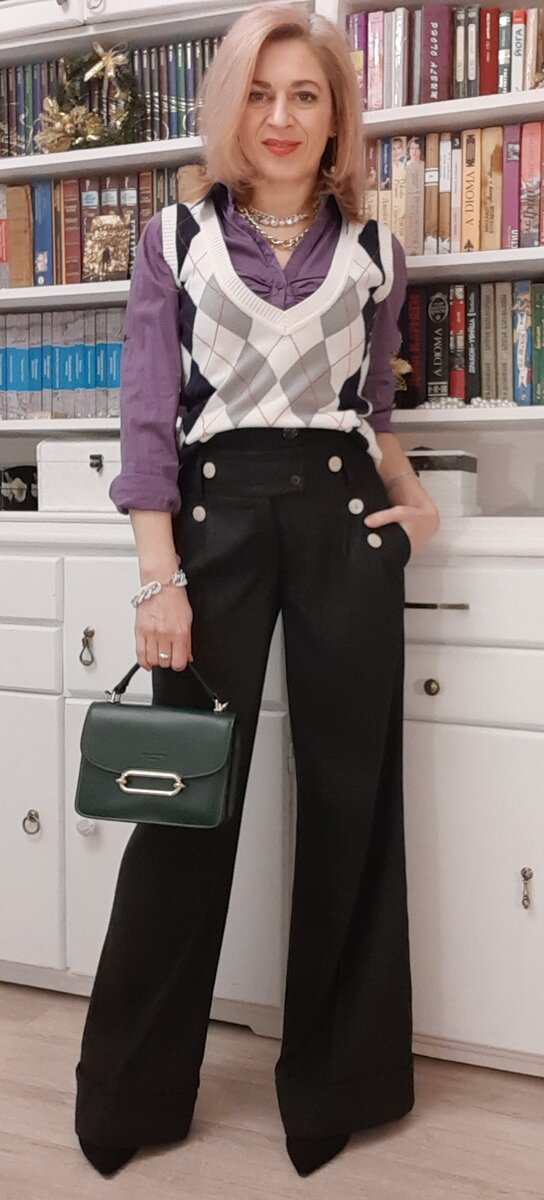 Двойной пояс на брюках из секонд-хэнда.