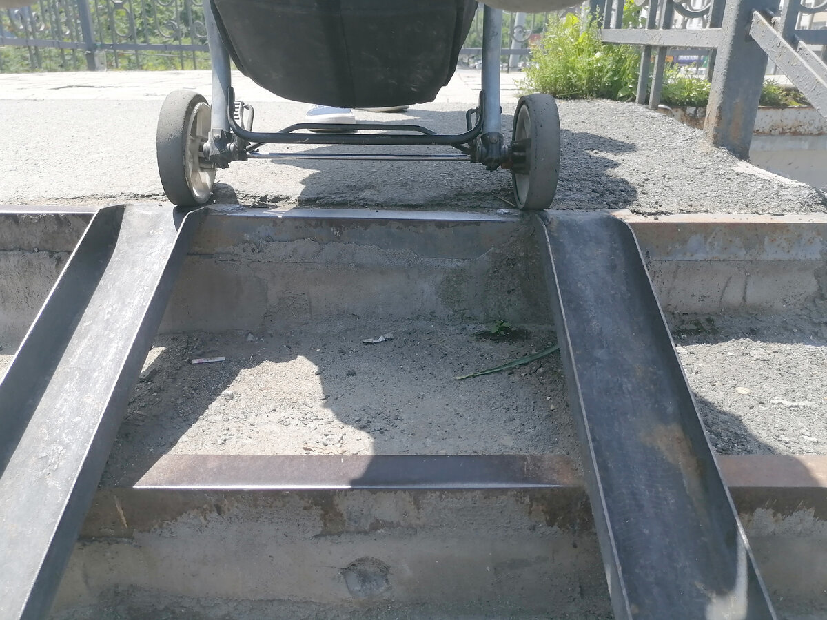 Там, где есть пандусы, они не помогут, потому что сделаны по идиотским нормам. 