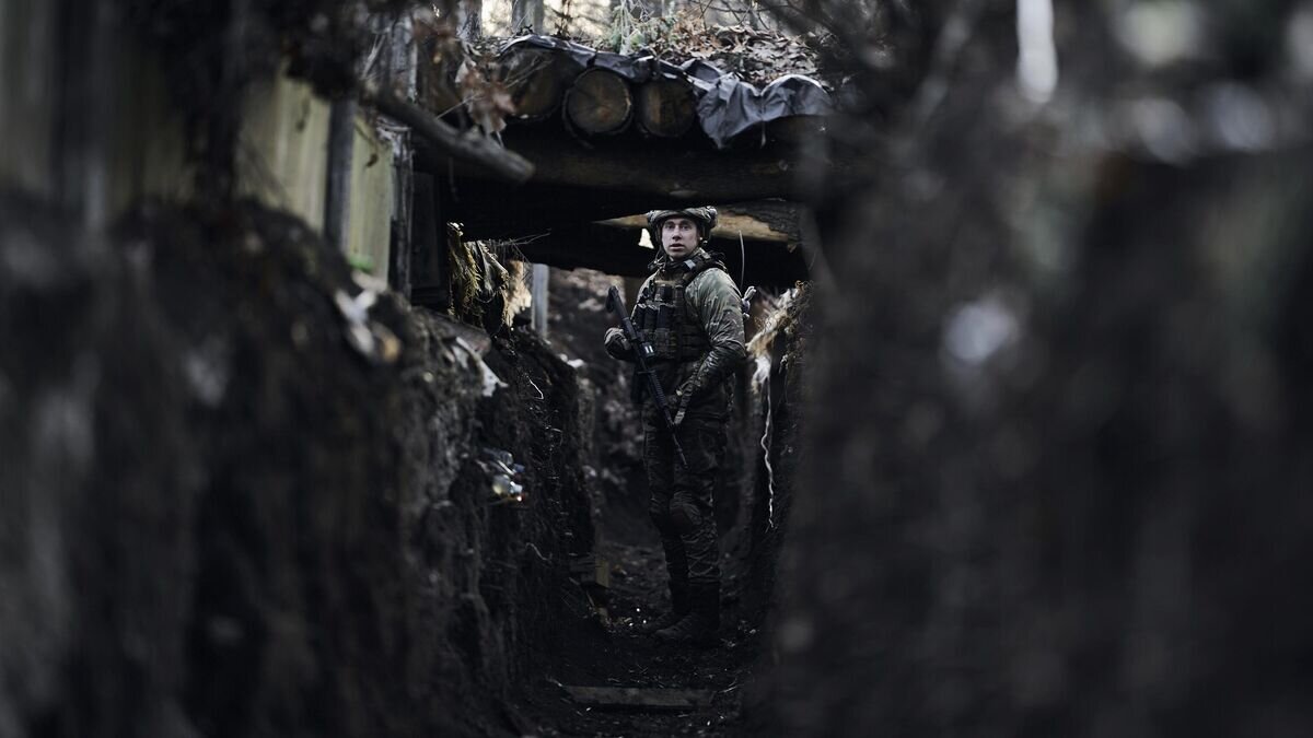    Украинский солдат в окопе возле Марьинки© AP Photo / Libkos