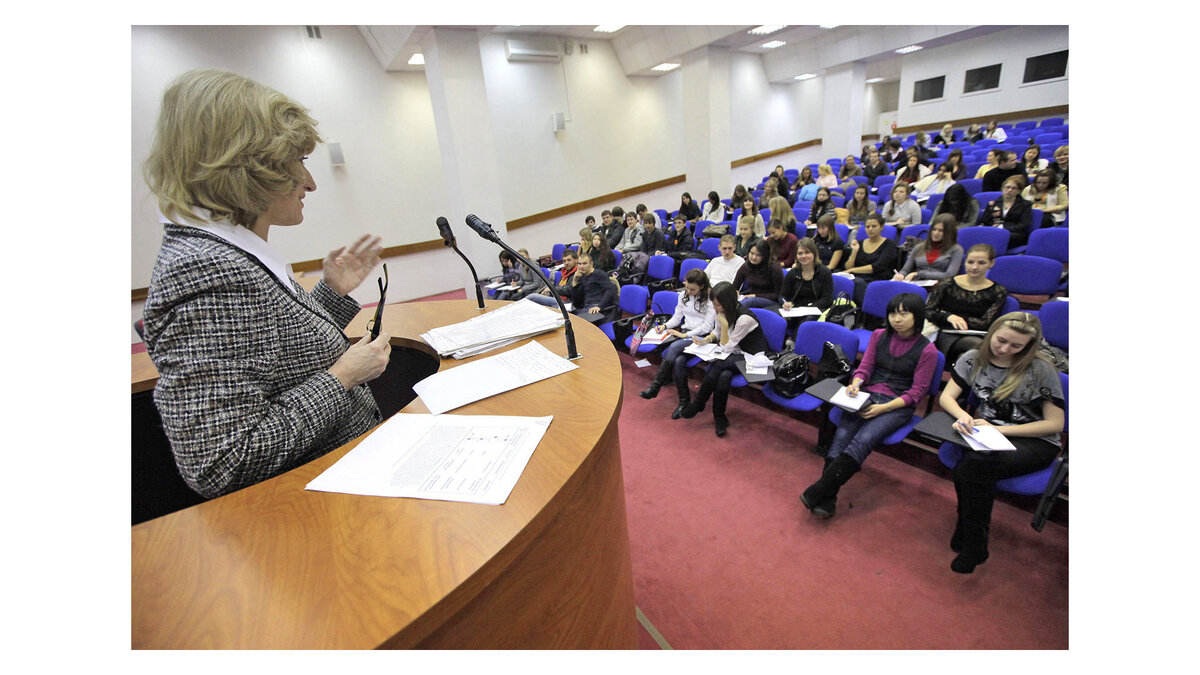    " Преподаватель и студенты во время лекции© РИА Новости . Руслан Кривобок