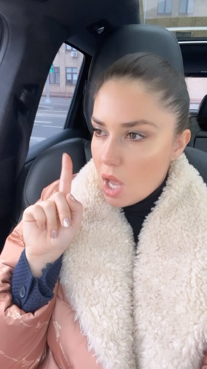    Автомобиль Агаты Муцениеце эвакуировали на штрафстоянку Соцсети Агаты Муцениеце