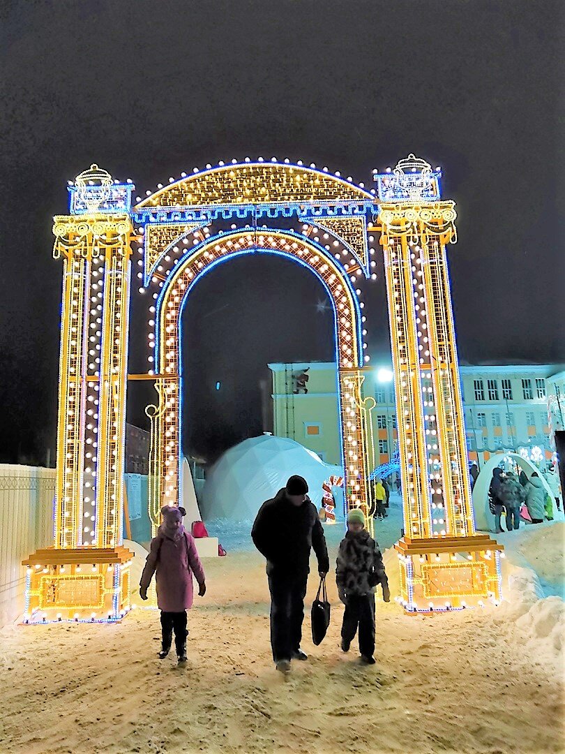 Такая вот красивая арка встречает при входе. 