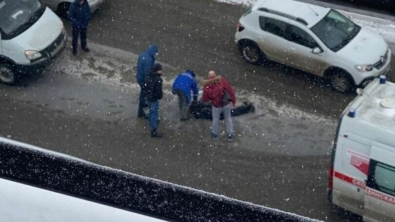 упал нижний новгород. упал нижний новгород. снежная глыба рухнула на женщину. автозавод нижний новгород. нижний новгород происшествия.