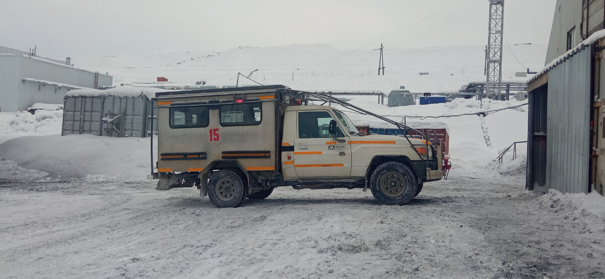 Фото: этот автомобиль перевозит людей работающих под землей