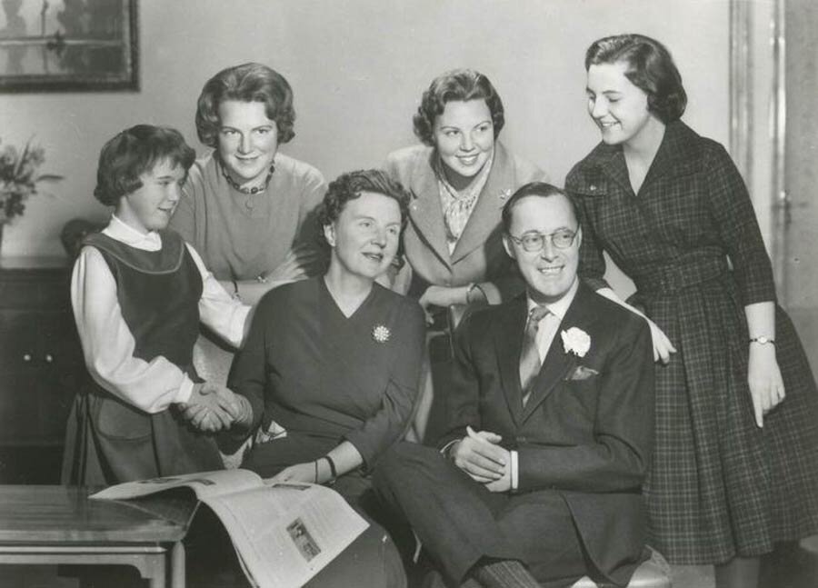 Королева Юлиана и ее супруг принц Бернхард в окружении четырех дочерей. Младшая Кристина, почти слепая, рядом со своими сестрами Беатрикс, Ирэн и Маргриет. 