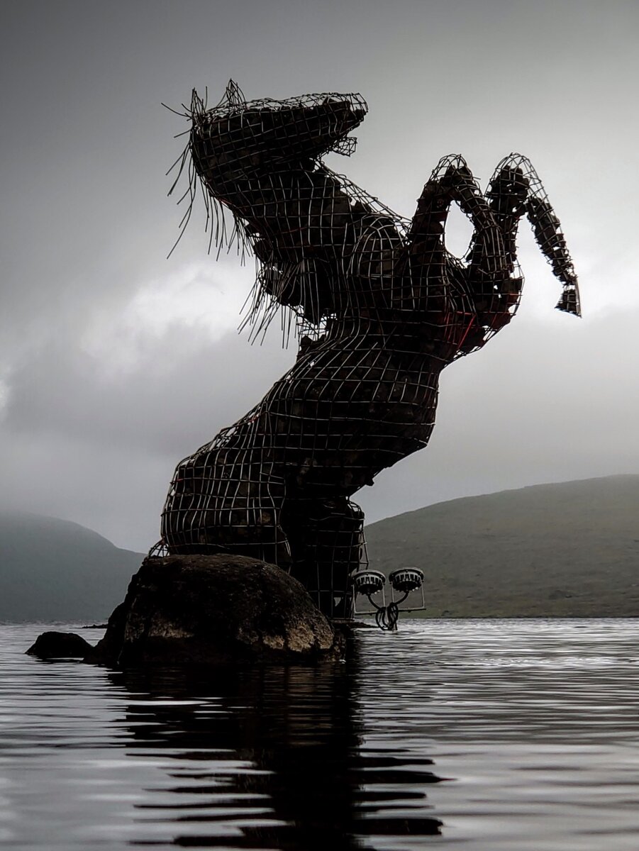 Скульптурная композиция The Nix на берегу озера  Сёрвогсватн