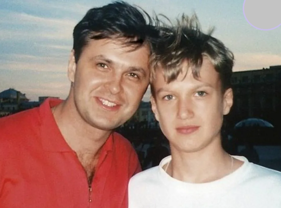 Анатолий с отчимом. Фото взято из открытого источника https://yandex.ru/images/