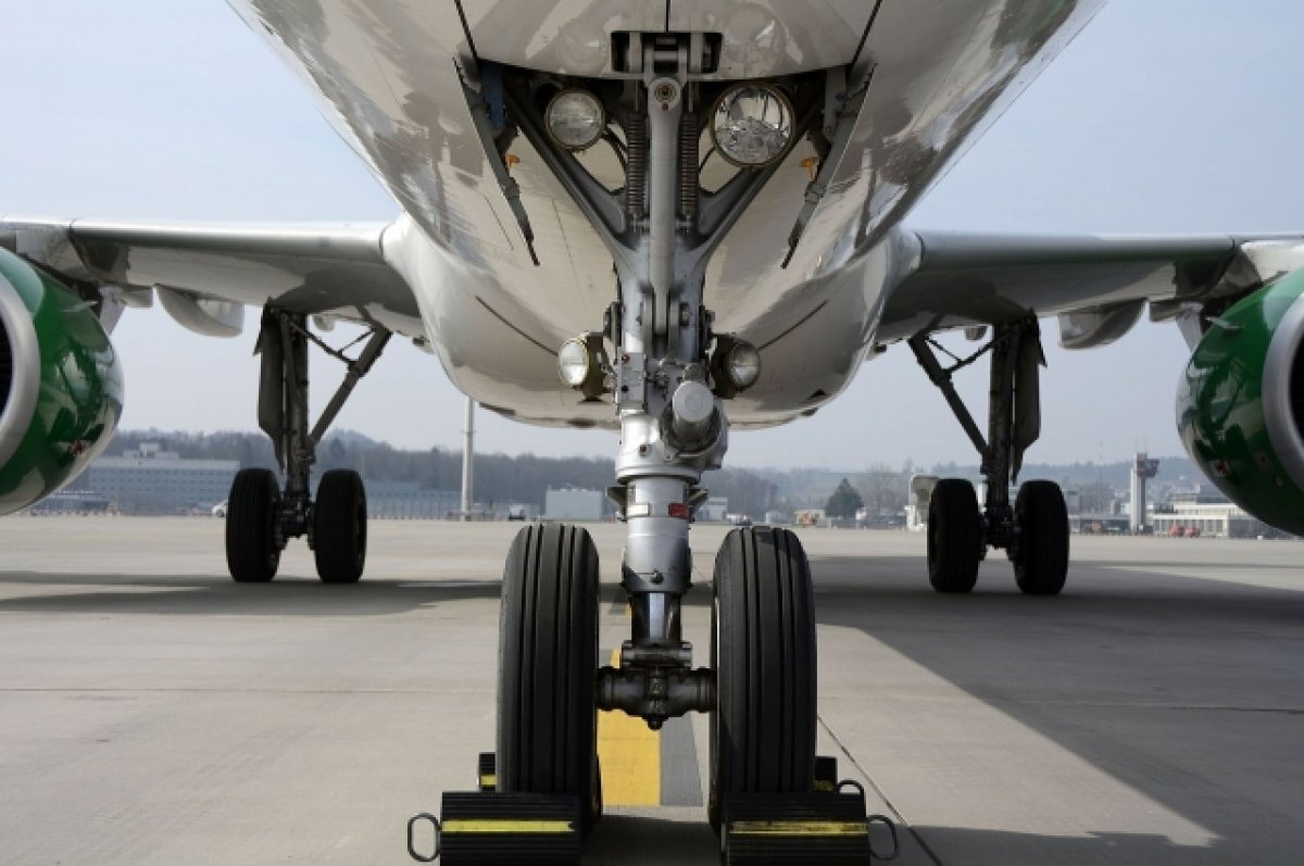    При посадке в аэропорту Сыктывкара у Boeing 737-500 не выпустились шасси