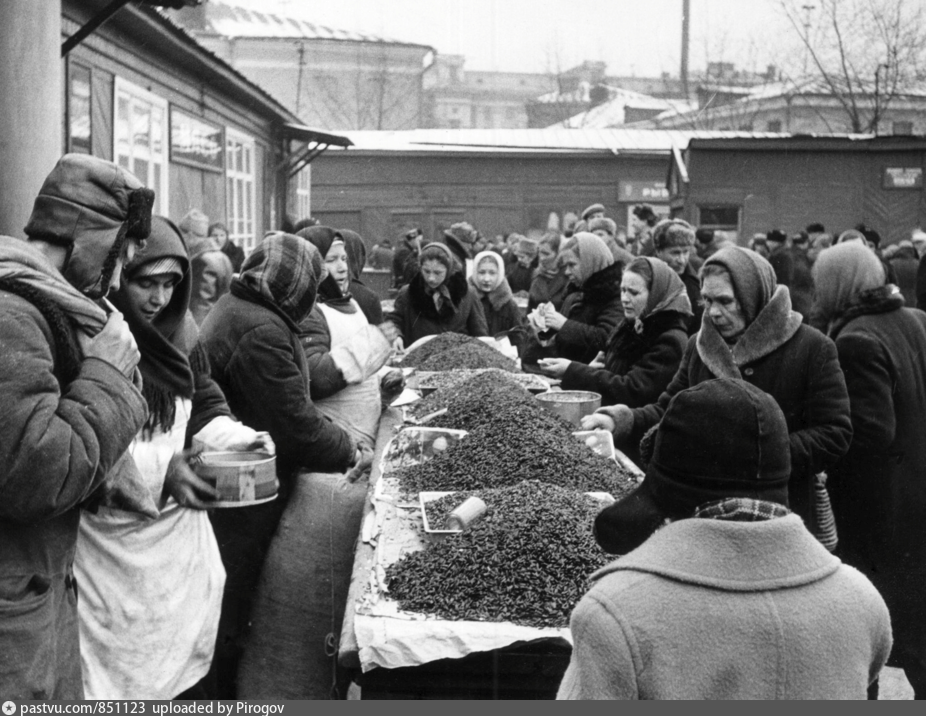 Зацепский рынок, 1960 г. Автор: Mario De Biasi.