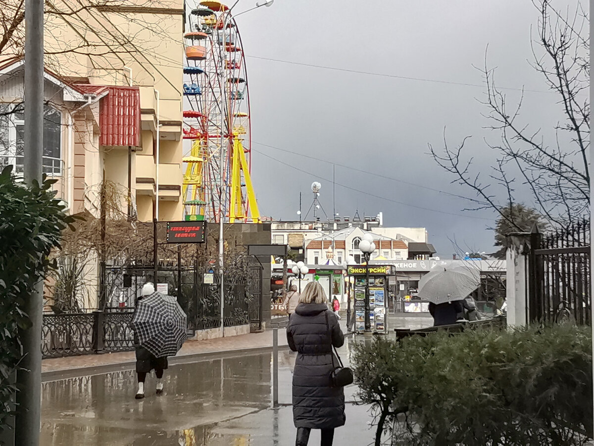 Моросит в городе.